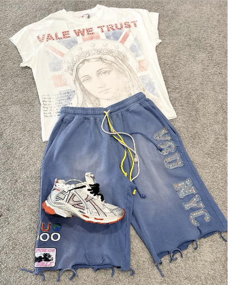 Look con camiseta blanca estampada, bermuda azul con aplicaciones y zapatilla clara.